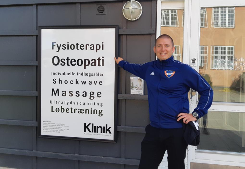 Lasse Theis arbejder nu på “Klinik”