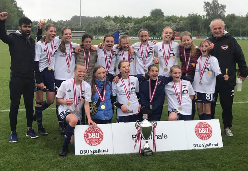 B.93 tager en pokal hjem